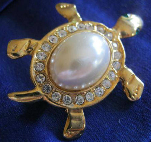 GOLD PLATED ? TURTLE BROOCH, SET WITH A FAUX PEARL SURROUNDED WITH CRYSTAL DIAMANTE