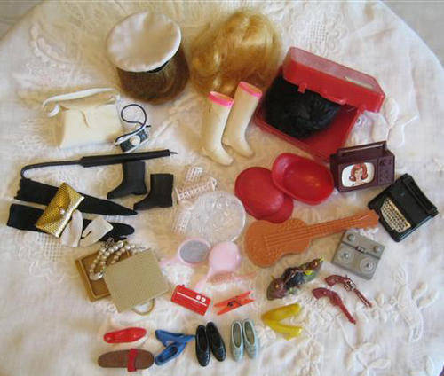 MIXED SELECTION OF VINTAGE DOLL ACCESSORIES.