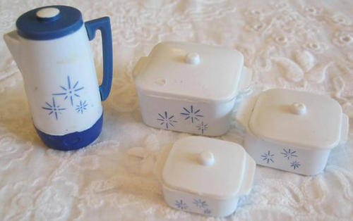 SET OF THREE MINIATURE COOKING DISHES WITH LIDS AND A MATCHING COFFEE POT AND LID