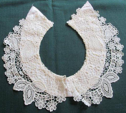 VINTAGE, LADIES BUTTON ON LACE COLLAR ALL IN GREAT CONDITION.