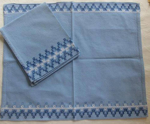 VINTAGE HUCKABACK PLACE MAT AND MATCHING SERVIETTE, FABRIC USED MOSTLY FOR TOWELS