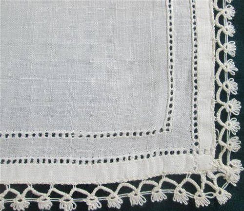 VINTAGE  FINE IRISH LINEN  AND TATTING LACE HANDKERCHIEF