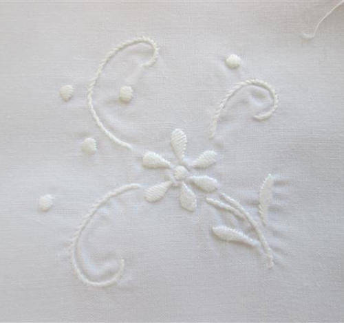 SET OF 7 MATCHING  WHITE SERVIETTES, EMBROIDERED CORNERS, GOOD VINTAGE CONDITION.