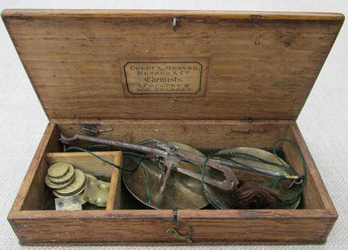 ANTIQUE 1847, MESSER & Co MEDICAL CHEMISTS SCALE WITH WEIGHTS CASED IN AN OAK BOX