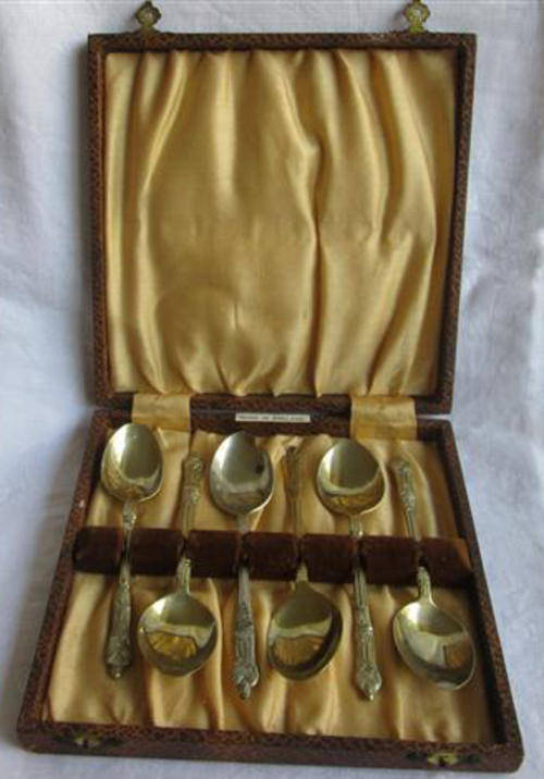 BOXED SET OF 6 VINTAGE SILVER PLATED APOSTLE TEASPOONS.