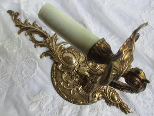 HIGHLY DECORATIVE, VINTAGE BRASS WALL SCONCE FITTED FOR ELECTRICITY, CAN BE USED FOR CANDLELIGHT