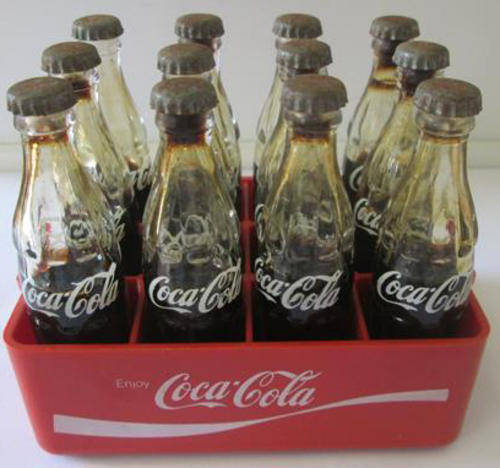 COLLECTABLE VINTAGE PLASTIC COKE CRATE WITH 12 MINI GLASS COKE BOTTLES