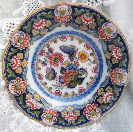VINTAGE HAND PAINTED MAKKUM DUTCH WALL PLATE, BUTTERFLIES AND FLORAL DESIGN.