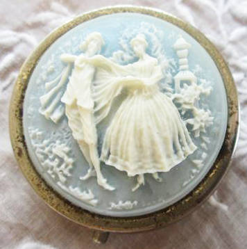 VINTAGE 3 DIVISION PILL BOX WITH A PRETTY WEDGWOOD LOOK ALIKE RESIN TOP