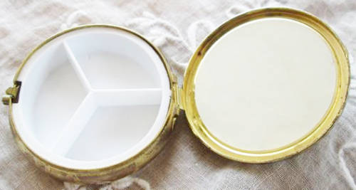 VINTAGE 3 DIVISION PILL BOX WITH A PRETTY WEDGWOOD LOOK ALIKE RESIN TOP