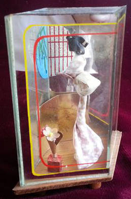 VINTAGE GLASS DISPLAY SHOWCASE CONTAINING A JAPANESE GEISHA GIRL