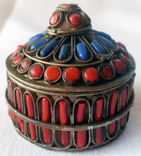 VINTAGE, METAL PERSIAN PILL / TRINKET BOX DETAILED WITH CORAL AND LAPIS LAZULI