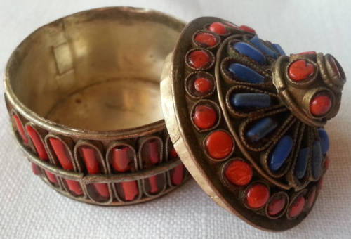 VINTAGE, METAL PERSIAN PILL / TRINKET BOX DETAILED WITH CORAL AND LAPIS LAZULI