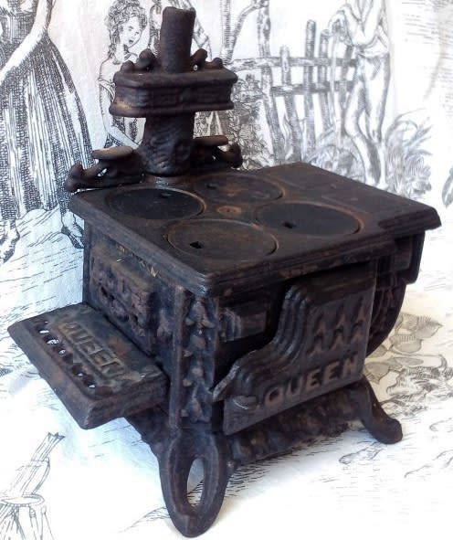 ALMOST ANTIQUE, VINTAGE QUEEN CAST IRON WOOD STOVE, CHILDS TOY OR TRADEMANS SAMPLE