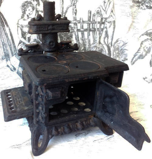 ALMOST ANTIQUE, VINTAGE QUEEN CAST IRON WOOD STOVE, CHILDS TOY OR TRADEMANS SAMPLE