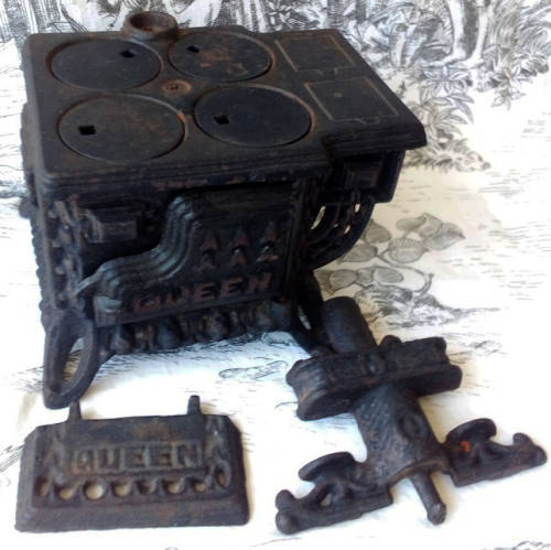 ALMOST ANTIQUE, VINTAGE QUEEN CAST IRON WOOD STOVE, CHILDS TOY OR TRADEMANS SAMPLE