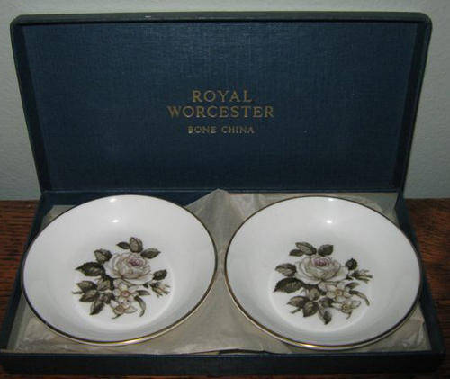 R1.00 START !!! BOXED PAIR OF WORCESTER PIN DISHES APPROX.11CM DIA. AND 1.5CM H