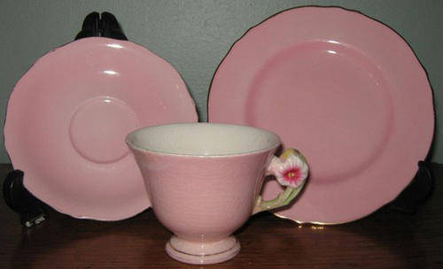 R1.00 VERY PRETTY HANDPAINTED, VINTAGE PETUNIA DESIGN, TRIO IN A LOVELY PINK.