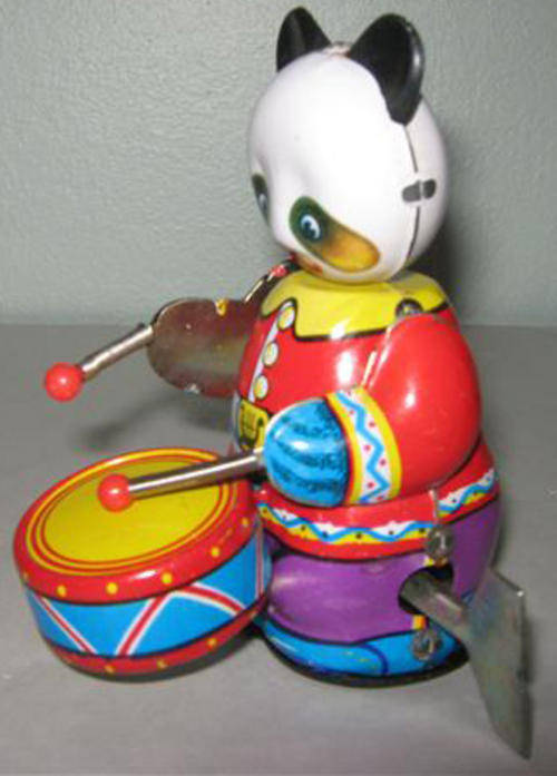 VINTAGE TIN PLATE PANDA BEAR PLAYING THE DRUMS, WIND UP WITH KEY.