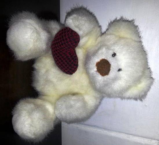 RUSS PLUSH ^ BEAR HUGS ^ WHITE BEAR HOLDING RED HEART