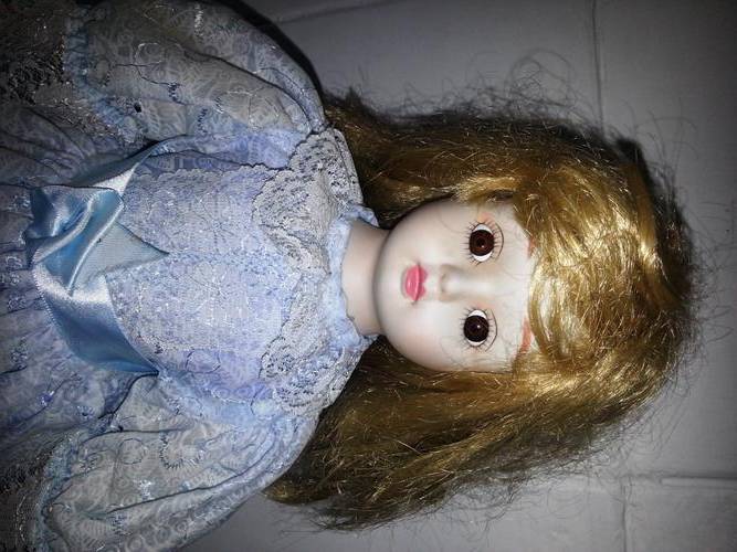 COLLECTABLE PORCELAIN DOLL TO ADD TO YOUR COLLECTION