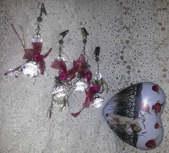 HEART SHAPE TIN WITH 4 TABLECLOTH WEIGHTS INSIDE