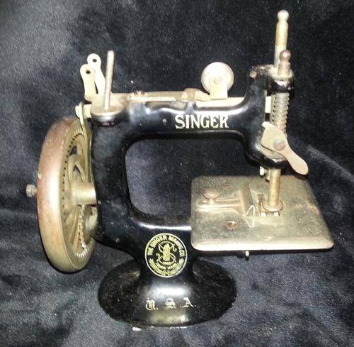 VINTAGE MINI CHILDRENS SINGER SEWING MACHINE
