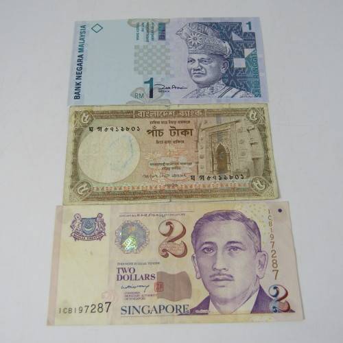 Lot of 10 world bank notes in good condition