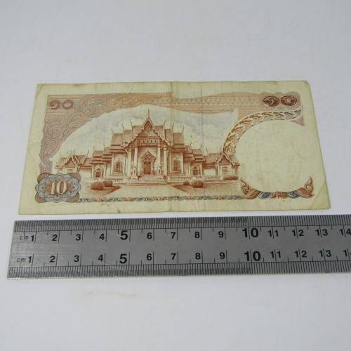 Lot of 10 world bank notes in good condition