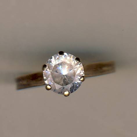 9k gold ring with white sapphire - weight 2,1 gram