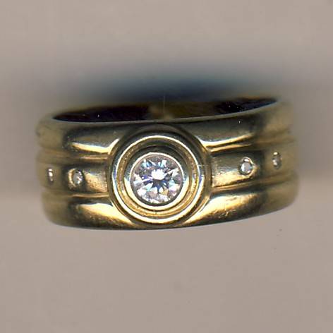 9ct gold ring with 4 small diamonds and a larger center diamond - 4,3grams