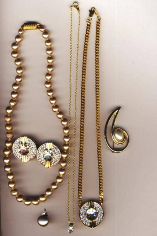 6 pieces of fashion jewellery as per scan - some better items - you bid per item to take all
