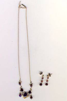 9Ct Gold necklace and earrings set - 9,6 grams total weight - with lovely garnets - as per scan