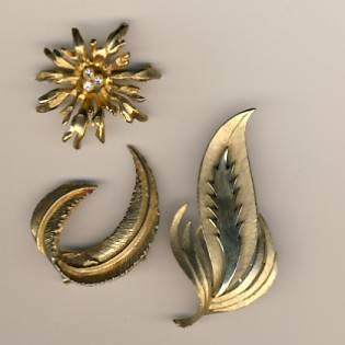 Brooches Lot of 3 gold colour brooches as per scan
