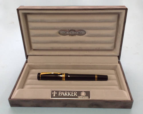 Parker Duofold Fountain Pen as new in a presentation box see scans ,price includes postal costs)