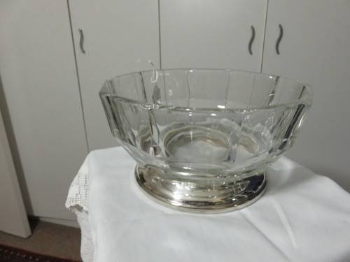 BEAUTIFUL GLASS BOWL ON SILVER METAL STAND