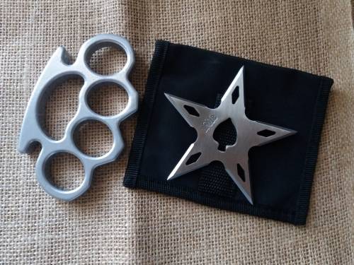 Silver Knuckle Duster plus throwing star