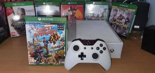PERFECT CHRISMAS GIFT - XBOX ONE WITH CONTROLLER AND 15 ORIGIONAL GAMES