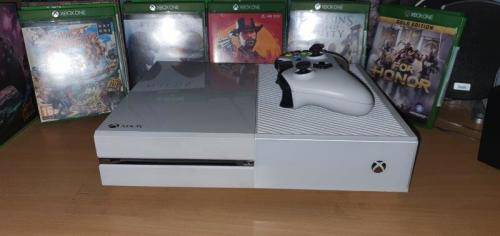 PERFECT CHRISMAS GIFT - XBOX ONE WITH CONTROLLER AND 15 ORIGIONAL GAMES