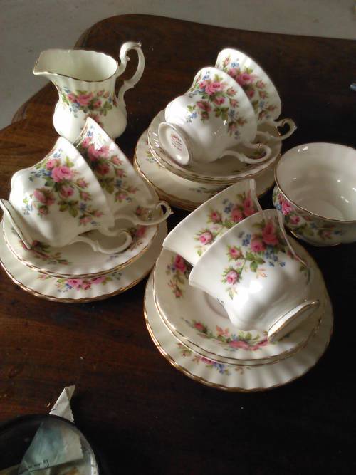 20 Piece Royal Albert Moss Rose Teaset