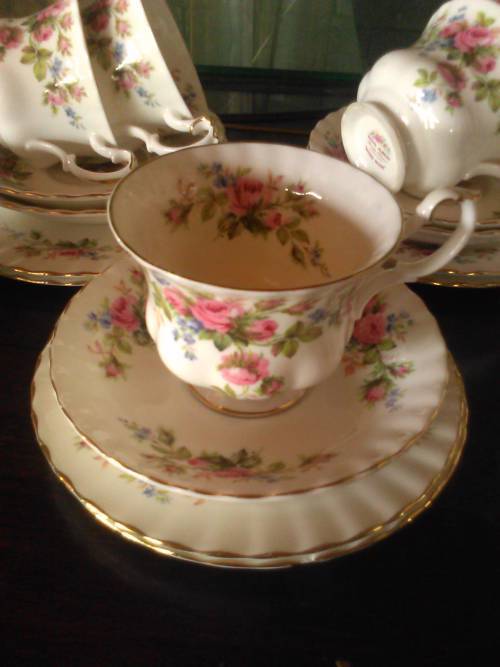 20 Piece Royal Albert Moss Rose Teaset