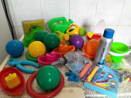 Collection of +- 23 Bath Toys, Bath Crayons and Blue Bath Foam