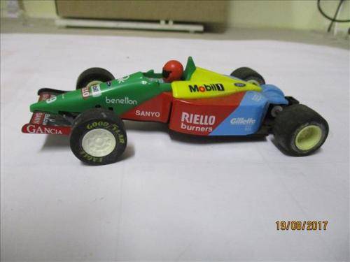 1/32 SCALE SCALEXTRIC SLOT CAR BENETTON (SPARES OR REPAIRS)