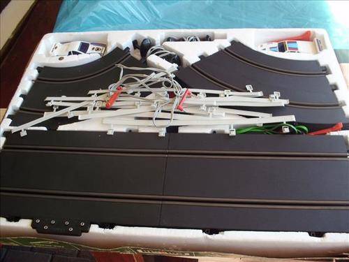 1:32 SCALE SLOT CAR TRACKS & 2 x CARS - POLISTIL