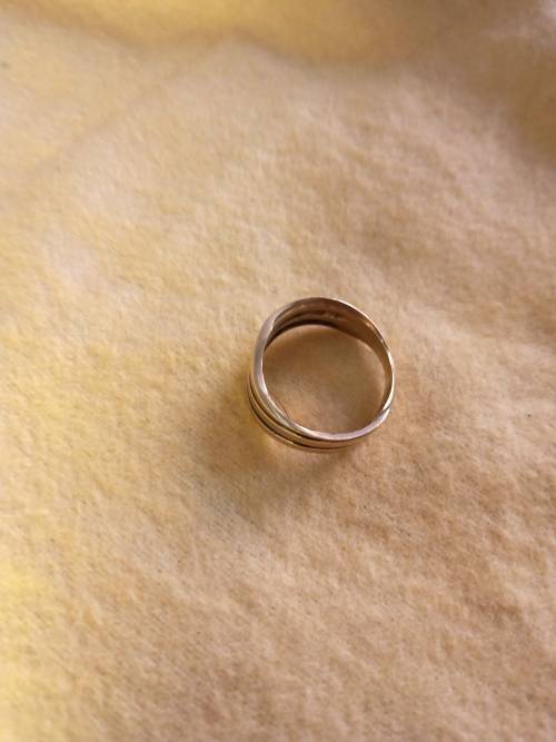 Gold Ring 9ct ladies . Beautiful piece ..PLEASE READ