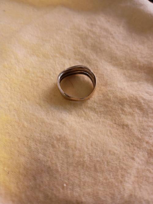 Gold Ring 9ct ladies . Beautiful piece ..PLEASE READ