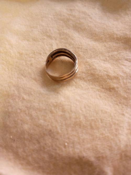 Gold Ring 9ct ladies . Beautiful piece ..PLEASE READ
