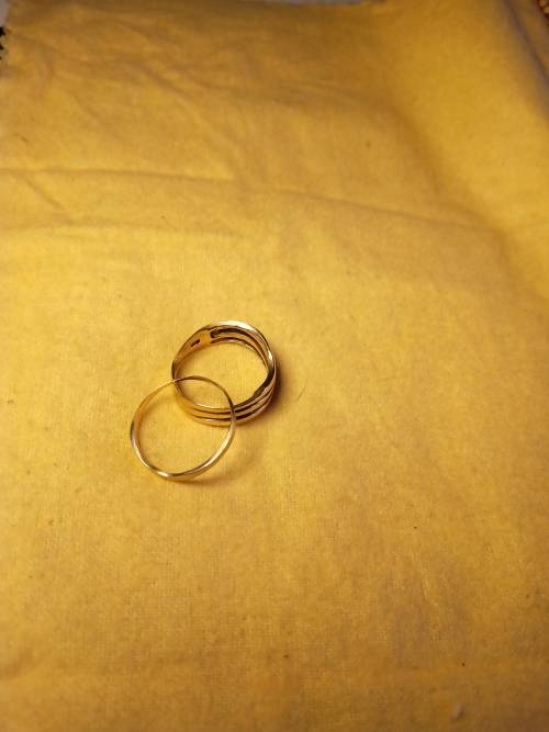 Gold Ring 9ct ladies . Beautiful piece ..PLEASE READ