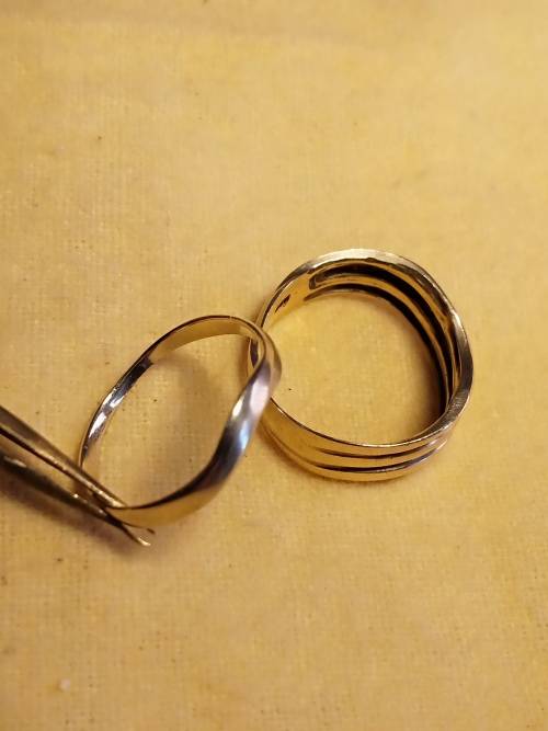 Gold Ring 9ct ladies . Beautiful piece ..PLEASE READ