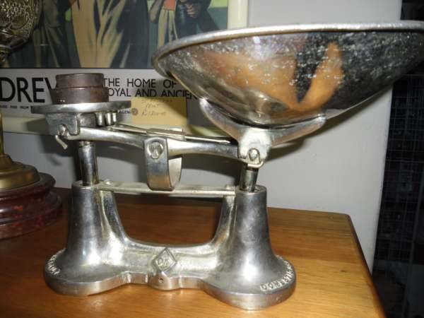 VINTAGE KITCHEN SCALE ( 22 X 34 CM)